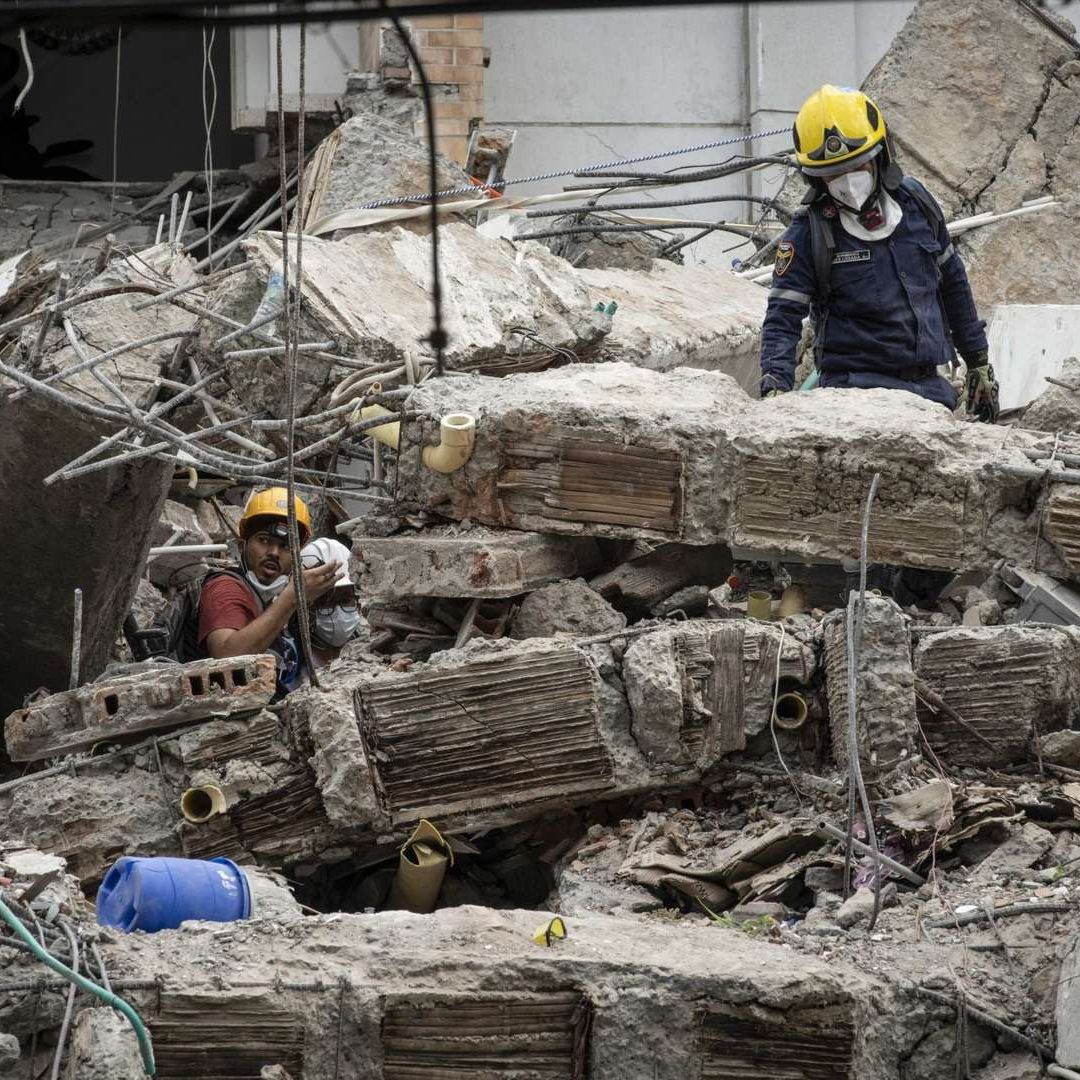 Voluntarios, bomberos de Cali y Topos de Tlatelolco realizan labores de rescate en un edificio derrumbado.